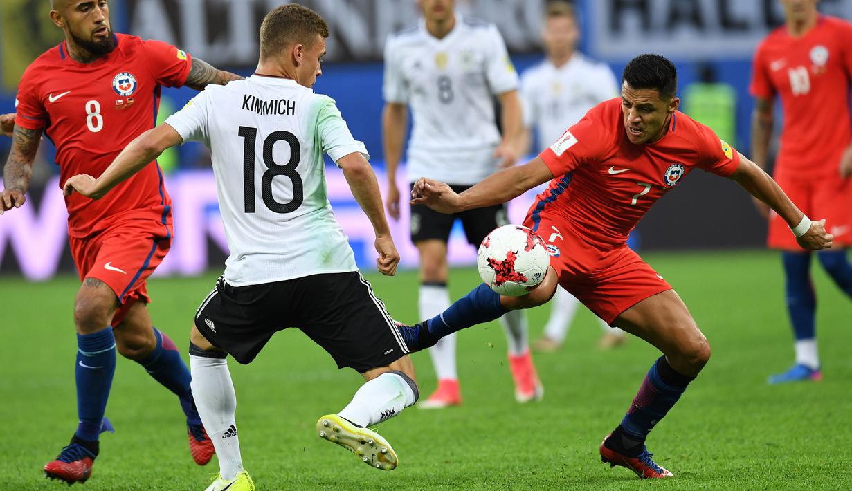 Gelandang Jerman, Joshua Kimmich, berebut bola dengan striker Cile, Alexis Sanchez pada laga final Piala Konfederasi 2017 di Stadion Saint Petersburg, Rusia, Minggu (3/7/2017). Jerman menang 1-0 atas Cile. (EPA/Gerorgi Licovski)