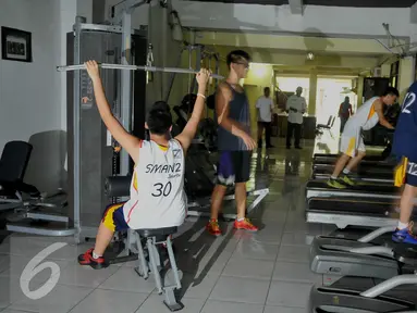 Siswa menggunakan peralatan fitnes di SMA Negeri 2 Tamansari, Jakarta, Kamis (14/4). Untuk meningkatkan mutu sekolah negeri, pemerintah diharapkan melengkapinya dengan beragam fasilitas keterampilan, kesenian dan kesehatan. (Liputan6.com/Gempur M Surya)