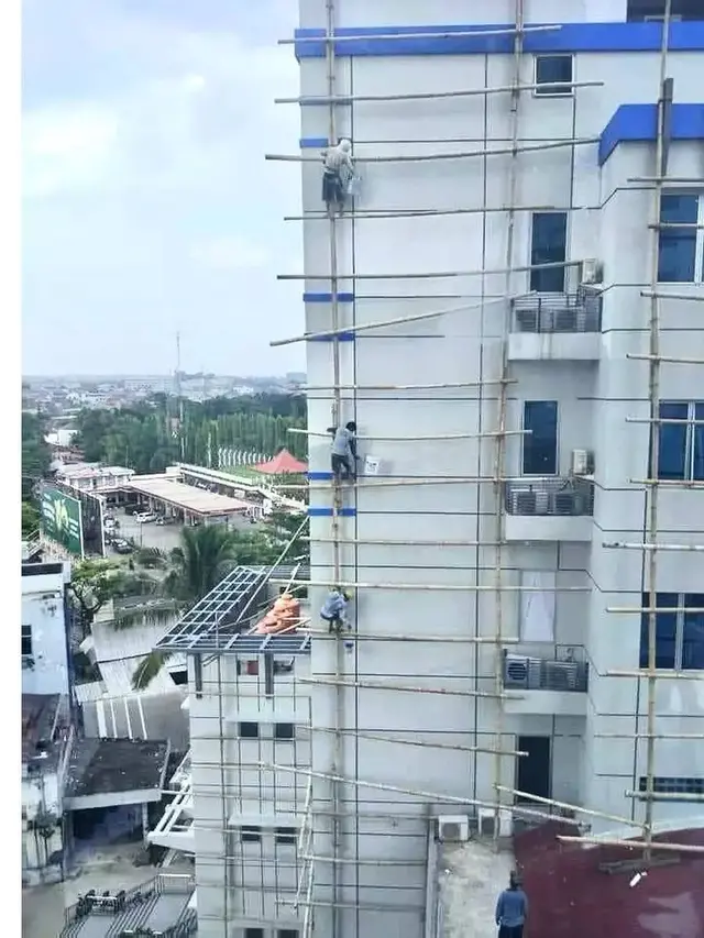 7 Potret Kuli Bangunan Kerja di Tempat Ekstrem Minim Pengaman Ini Bikin Deg-Degan