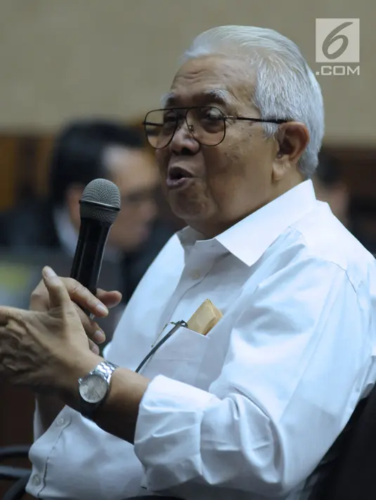 Mantan Menteri Keuangan, Bambang Subianto menjawab pertanyaan pada sidang lanjutan penerbitan SKL terhadap obligor BLBI dengan terdakwa Syafruddin Arsyad Temenggung di Pengadilan Tipikor, Jakarta, Rabu (6/6). (Liputan6.com/Helmi Fithriansyah)