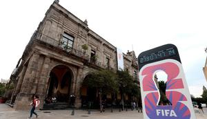Seorang wanita berjalan melewati jam hitung mundur Piala Dunia 2026 di Guadalajara, Negara Bagian Jalisco, Meksiko pada 10 September 2025. (ULISES RUIZ/AFP)
