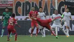 Pemain Persija Jakarta, Michael Krmencik (tengah) berusaha mencetak gol ke gawang Persis Solo dalam laga pekan ke-2 BRI Liga 1 2022/2023 antara Persija Jakarta melawan Persis Solo di Stadion Patriot Candrabhaga, Bekasi, Minggu (31/7/2022) sore WIB. (Bola.com/Ikhwan Yanuar)