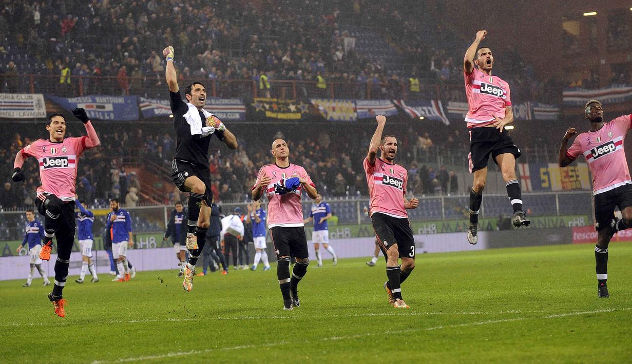 Para Pmeain Juventus, melakukan selebrasi usai menglahkan Sampdoria  pada lanjutan Liga Italia Serie A di Stadion Marassi, Genoa, Senin (11/1/2016) dini hari WIB.  (Reuters/Giorgio Perottino)