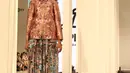 Model saat mengenakan busana rancangan Tities Sapoetra dalam Fashion Nation 2018 di Senayan City, Jakarta, Rabu (18/4/). (Liputan6.com/Herman Zakharia)