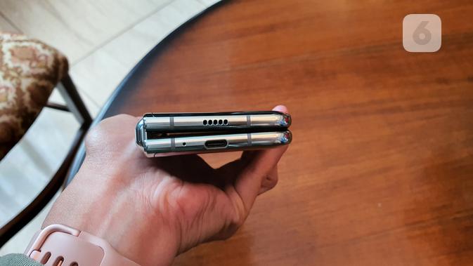 Pada sisi bawah perangkat, terdapat port USB type C dan speaker (Liputan6.com/ Agustin Setyo W)