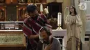 Pekerja melakukan persiapan jelang ibadah Natal di Gereja Katedral, Jakarta, Jumat (23/12/2022). Menjelang peringatan Natal pada Minggu (25/12) mendatang, Gereja Katedral Jakarta melakukan persiapan bersih-bersih dan pemasangan dekorasi. (Liputan6.com/Herman Zakharia)