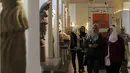 Pengunjung menghadiri upacara pembukaan kembali Museum Nasional Suriah di Damaskus, 28 Oktober 2018. Pembukaannya dihadiri pakar restorasi dan arkeolog asing, dan menuai pujian karena menjadi penanda mulai kembalinya kehidupan normal. (LOUAI BESHARA/AFP)