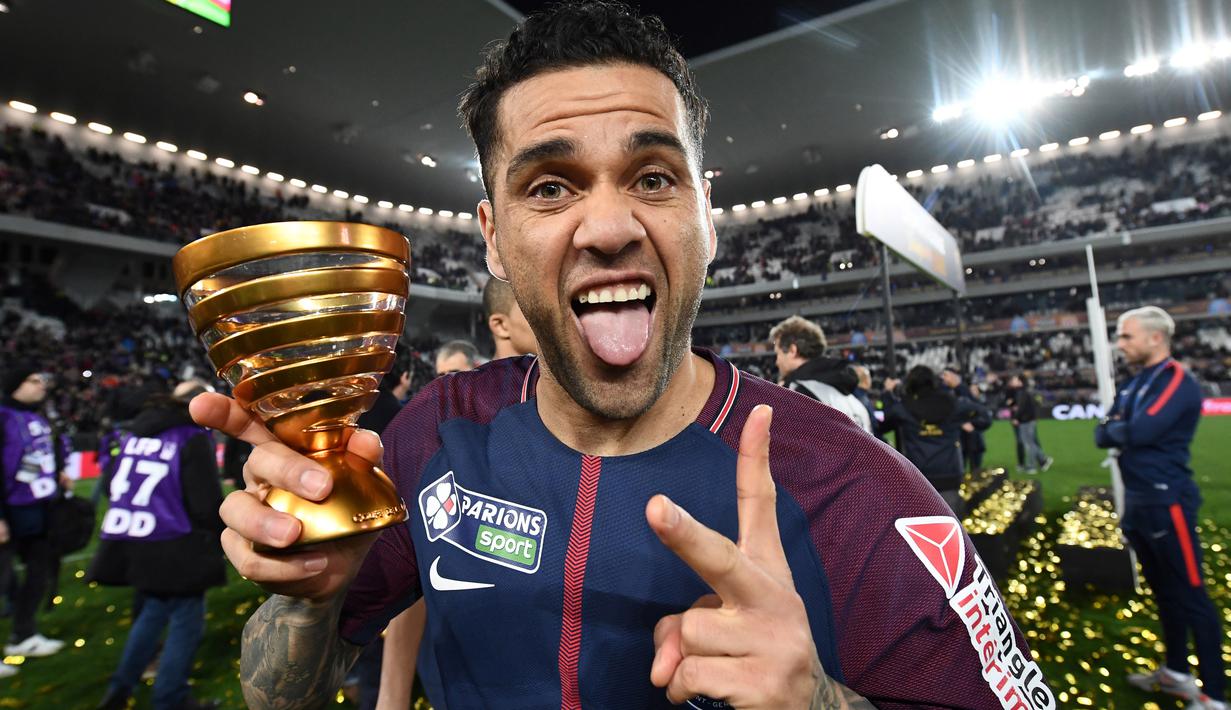 Gaya Dani Alves merayakan keberhasilan timnya meraih Coupe De La Ligue di Stade Matmut Atlantique, Bordeaux, Sabtu (31/3/2018) waktu setempat. PSG menang 3-0. (AFP/Franck Fife)