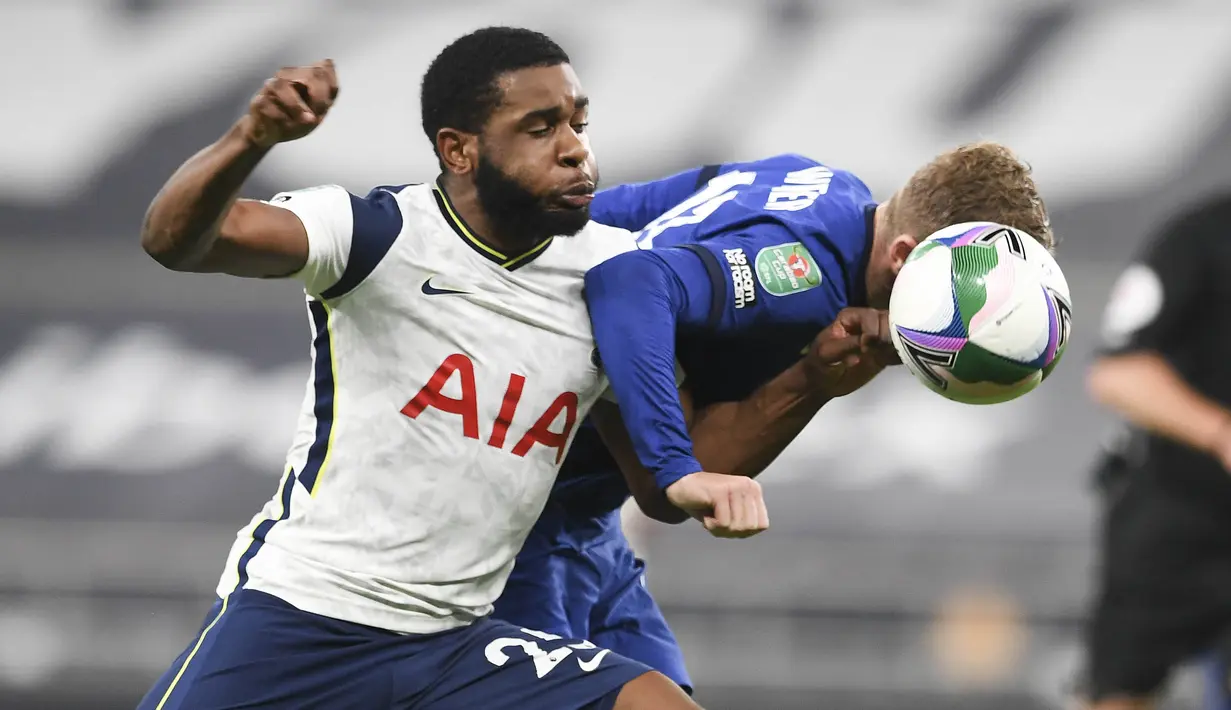 Striker Chelsea, Timo Werner, berebut bola dengan pemain Tottenham Hotspur, Japhet Tanganga, pada laga Piala Liga Inggris di London, Rabu (30/9/2020). Tottenham menang adu penalti dengan skor 5-4 (1-1). (Neil Hall/Pool via AP)