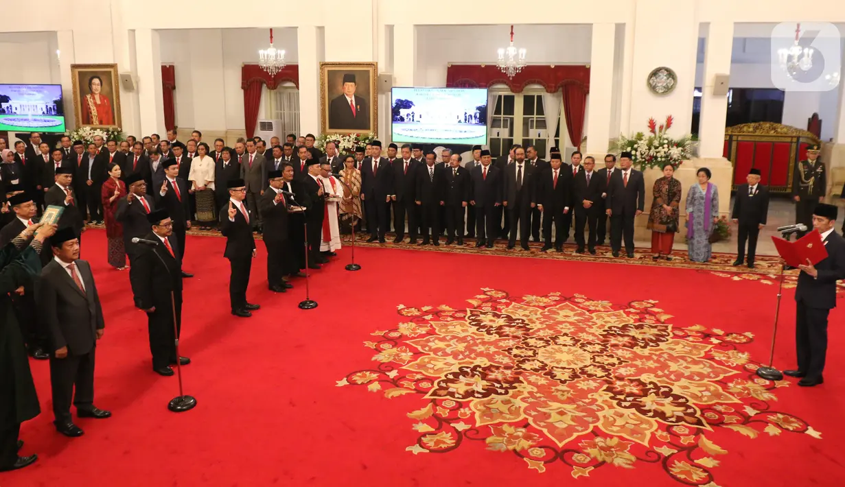 Presiden Joko Widodo mengambil sumpah para Wakil Menteri (Wamen) Kabinet Indonesia Maju di Istana Negara, Rabu (23/10/2019). Sebanyak 12 wakil menteri dilantik untuk membantu jajaran menteri Kabinet Indonesia Maju dalam menjalani roda pemerintahan 5 tahun ke depan. (Liputan6.com/Angga Yunair)