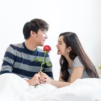 ilustrasi pasangan memberi bunga/TWStock/Shutterstock