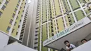 Anak-anak bermain di Rusun Pasar Rumput, Jakarta (27/7/2020). Perumda Pasar Jaya dan Pemprov DKI masih menggodok alokasi penerima manfaat Rusun tersebut, termasuk konsep kepemilikan apakah menjadi rusunawa atau milik rusunami yang diharapkan diputuskan Oktober 2020. (merdeka.com/Iqbal S. Nugroho)