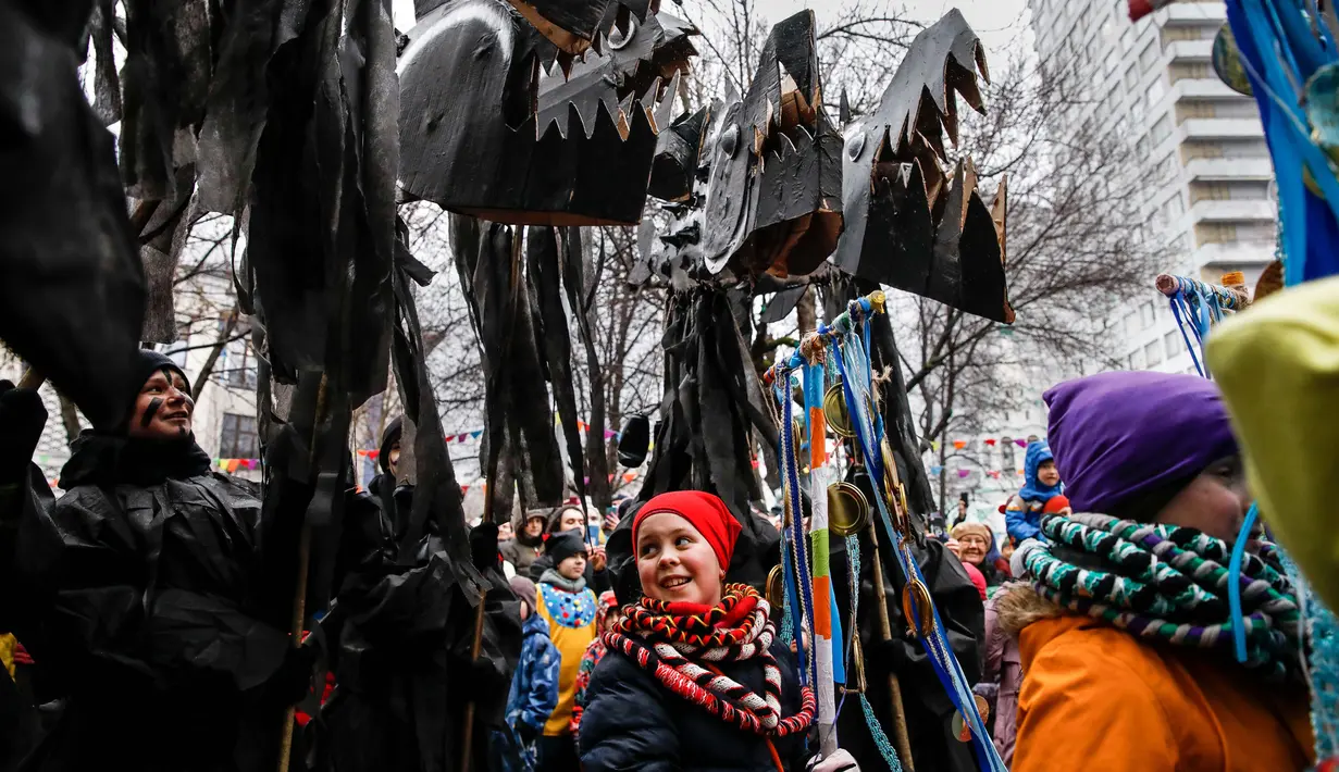 Para pelajar berpartisipasi dalam perayaan Maslenitsa di Moskow tengah, Rusia, pada 27 Februari 2020. Maslenitsa adalah hari libur tradisional di Rusia untuk merayakan awal musim semi. (Xinhua/Maxim Chernavsky)