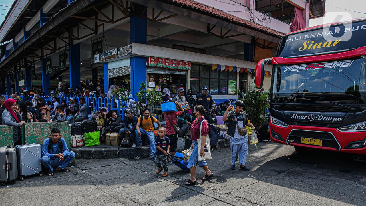 Pemudik Lebaran 2023 Mulai Padati Terminal Kampung Rambutan