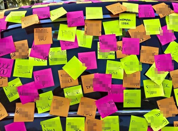 Ratusan sticky note bertuliskan cacian tertempel di mobil | Photo: Copyright metro.co.uk