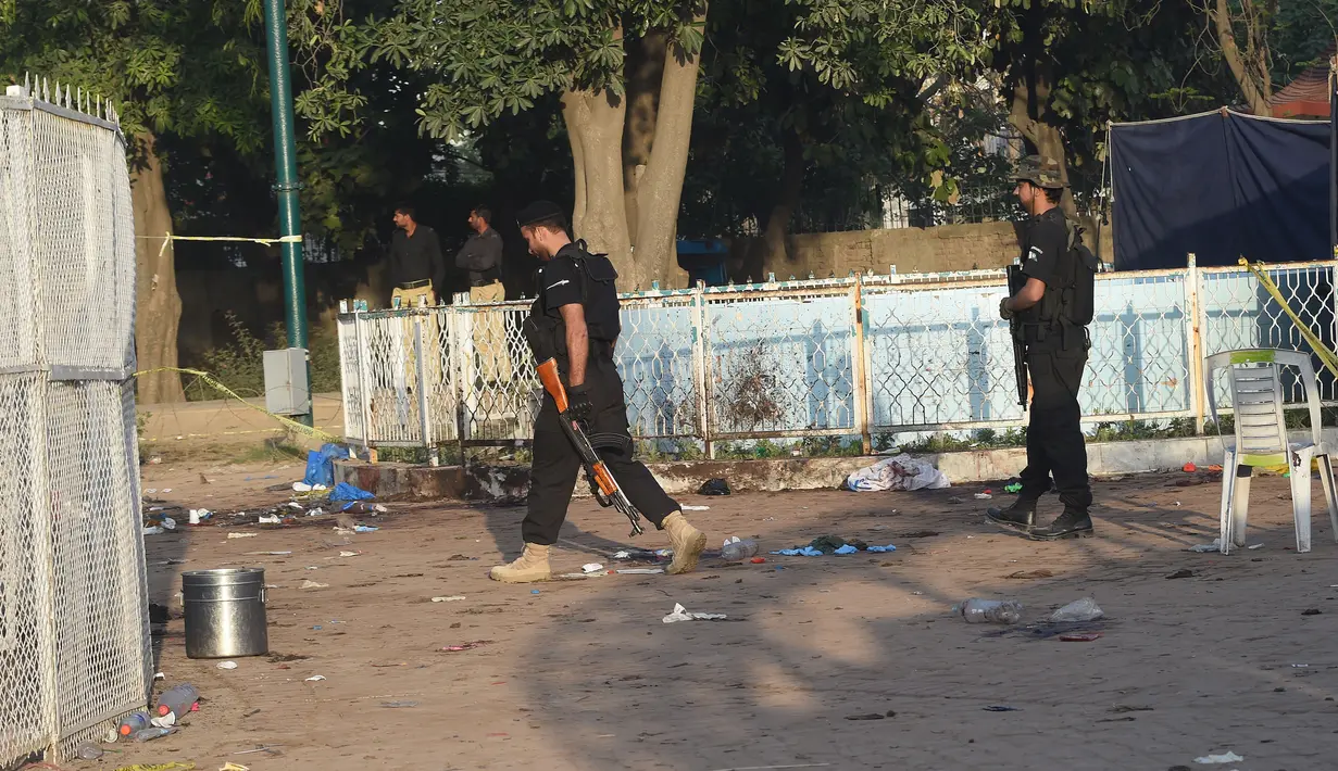 Petugas polisi Pakistan berjaga di lokasi bom bunuh diri di taman Gulshan e Iqbal Park di Lahore, Pakistan, Senin (28/3). Korban tewas akibat ledakan bom tersebut mencapai sekitar 69 orang. (AFP/ARIF ALI)