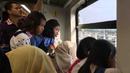 Para penumpang menikmati pemandangan saat menaiki kereta LRT di Palembang, Sumatra Selatan, Minggu (5/7/2018). LRT ini akan menjadi salah satu solusi transportasi saat Asian Games mendatang. (Bola.com/Reza Bachtiar)