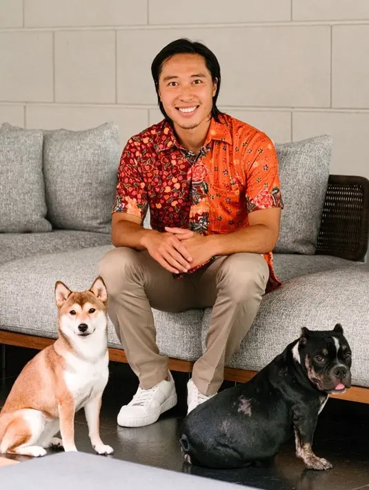 Arthur Irawan merupakan sosok yang sangat nasionalis dengan kerap mengenakan batik di berbagai momen. Sambil mengenakan batik, pemain kelahiran Surabaya ini juga orang yang pencinta bintang. (Liputan6.com/IG/@arthurirawan)
