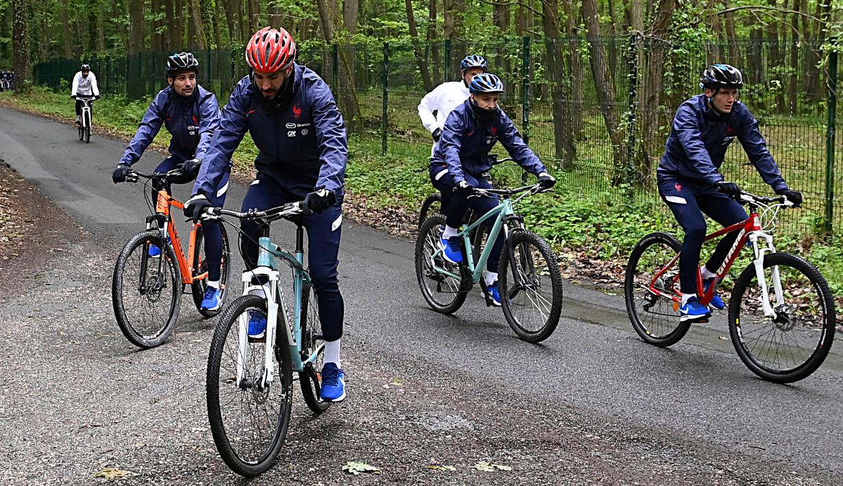 Karim Benzema mengendarai sepeda di Pusat latihan Timnas Prancis di Clairefontaine-en-Yvelines, Rabu (26/5/2021). Benzema kembali memperkuat Timnas Prancis setelah enam tahun absen. (AFP/Franck FIfe)