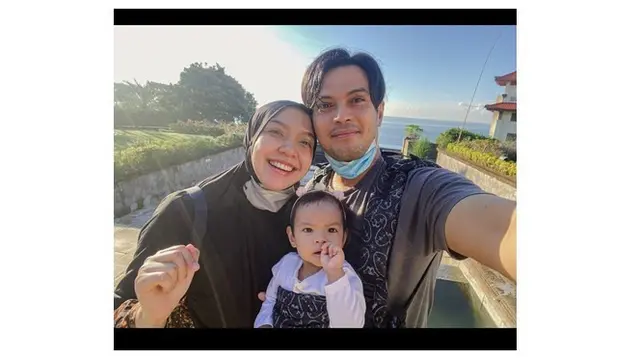 6 Potret Mesra Temmy Rahadi dan Istri, Nantikan Kelahiran Anak Kedua