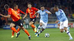 Gelandang Manchester City, Ilkay Gundogan, menggiring bola saat melawan FC Shakhtar Donetsk pada laga Liga Champions di Stadion Metalist, Rabu (18/9/2019). Manchester City menang 3-0 atas FC Shakhtar Donetsk. (AP/Efrem Lukatsky)