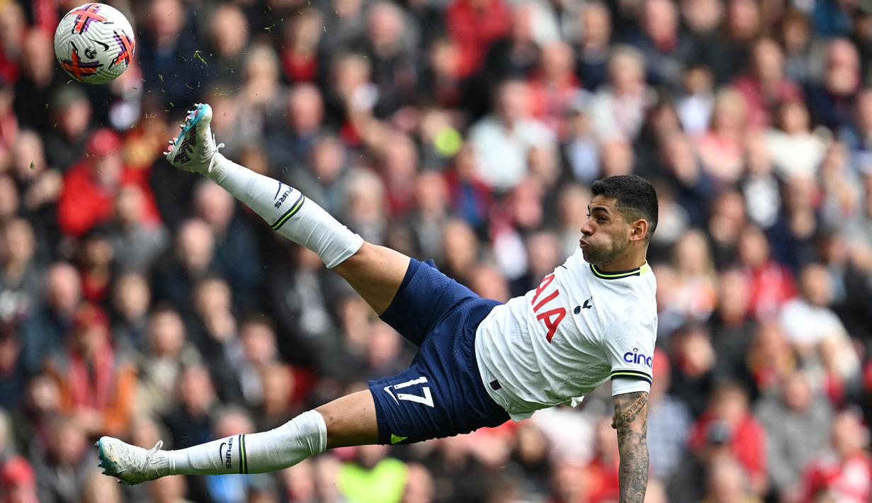 Bek Tottenham Hotspur, Cristian Romero melepaskan tendangan akrobatik ke gawang Liverpool pada laga Liga Inggris 2022/2023 di Anfield Stadium, Liverpool (30/4/2023). Cristian Romero yang berpredikat bek terbaik Liga Italia 2020/2021 dipinjam Tottenham Hotspur dari Atalanta selama semusim pada 2021/2022. Tampil sesuai ekspektasi, ia dipermanenkan dengan mahar 50 juta euro pada 2022/2023. (AFP/Paul Ellis)