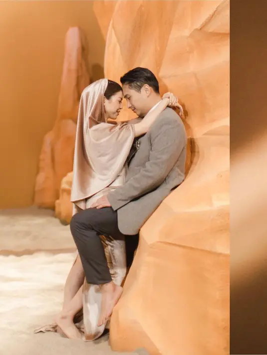 Kesan elegan dan dramatis terlihat pada detail drape di bagian depan dress dan hooded atau kerudung panjang menjuntai ke bawah. [@clarissatanoe].