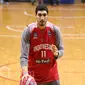 Enes Kanter memberikan Coaching Clinic kepada peserta Indonesia Basketball Academy di Britama Arena, Jakarta, Kamis (18/5/2017).  (Bola.com/Nicklas Hanoatubun)