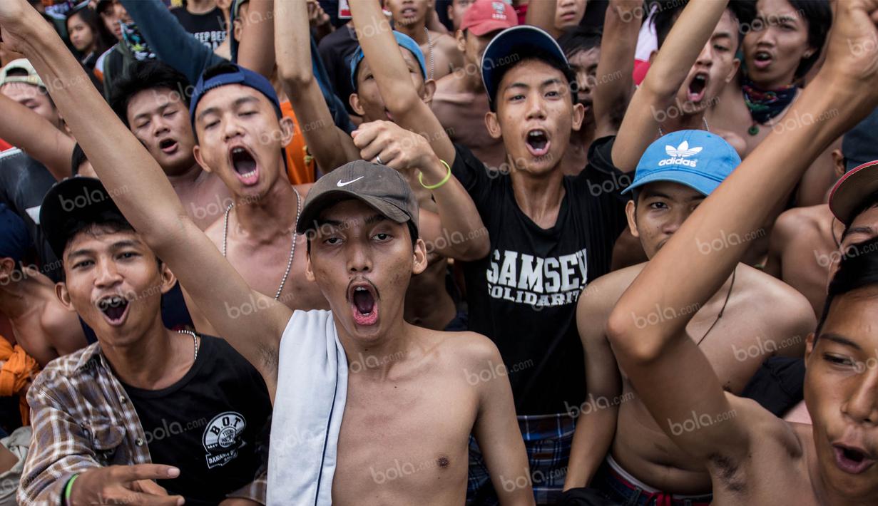 Nyanyian dan yel-yel para suporter tak henti-hentinya memberi dukungan untuk Ismed Sofyan dan kawan-kawan. (Bola.com/Vitalis Yogi Trisna)