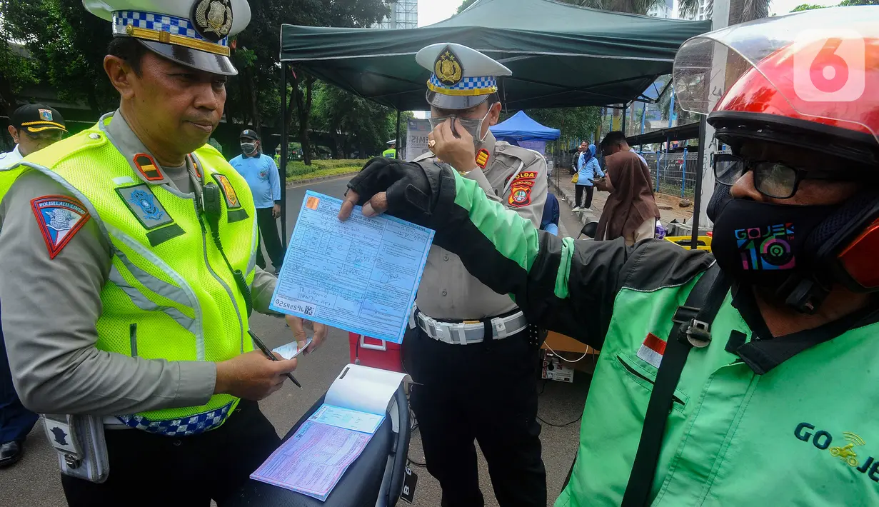 Masyarakat diimbau untuk aktif melakukan uji emisi agar siap ketika tilang diberlakukan. Sanksi yang akan diterima pelanggar yakni untuk motor dikenakan denda tilang sebesar Rp 250.000, sementara untuk mobil denda Rp 500.000. (merdeka.com/Arie Basuki)