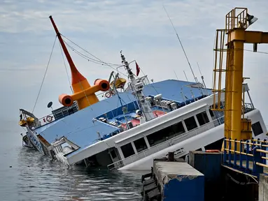 KMP Dharma Rucitra III kandas di Pelabuhan Padang Bai, Karangasem, Bali, Sabtu (13/6/2020). KMP Dharma Rucitra III kandas saat hendak bersandar di Pelabuhan Padang Bai. (SONNY TUMBELAKA/AFP)
