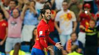 Gelandang Spanyol, Isco melakukan selebrasi usai mencetak gol keduanya saat berhadapan dengan Italai pada Grup G kualifikasi Piala Dunia 2018 di Stadion Santiago Bernabeu di Madrid, (2/9). Spanyol menang atas Italia 3-0. (AP Photo / Paul White)