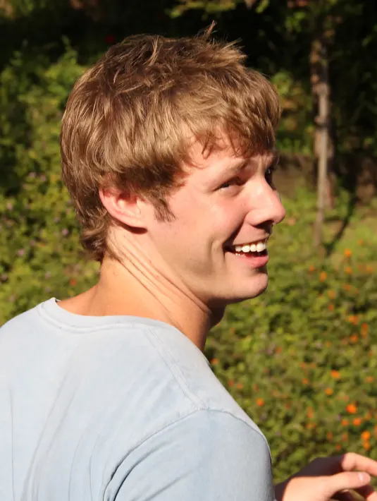 Brandon Jones adu argumen dengan tetangganya dan membuatnya harus menembakkan senjata api. Brandon pun harus menghabiskan 180 hari di penjara. (Male Celeb Bio)