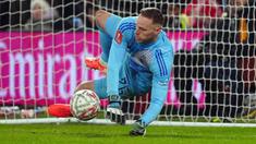 Kiper Nottingham, Matz Sels, menjadi pahlawan saat menaklukkan Ipswich Town laga putaran kelima Piala FA di Stadion City Ground, Nottingham Inggris, Senin (3/3/2025). (Mike Egerton/PA via AP)