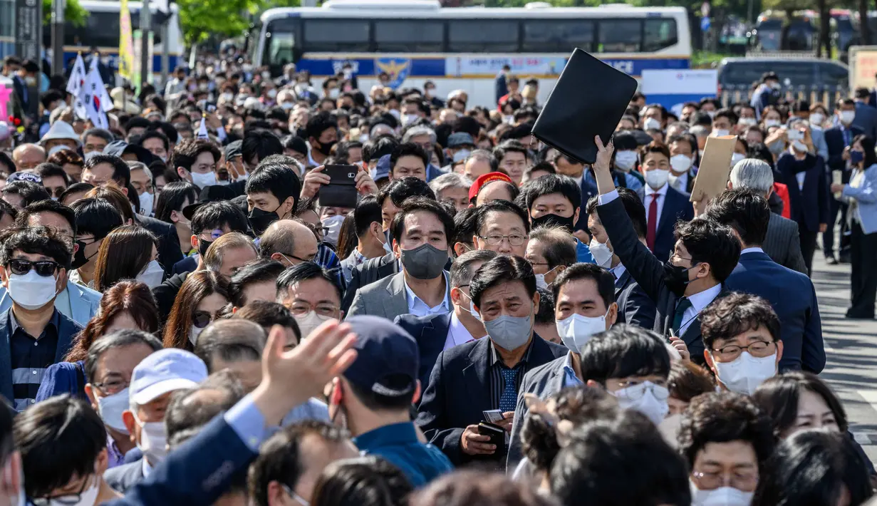 <p>Para tamu tiba menjelang pelantikan presiden baru Korea Selatan, Yoon Suk-yeol di Majelis Nasional di Seoul, Selasa (10/5/2022). Yoon Suk-yeol akan dilantik sebagai Presiden Korea Selatan untuk periode kepresidenan ke-20 pada hari Selasa ini. (ANTHONY WALLACE / AFP)</p>