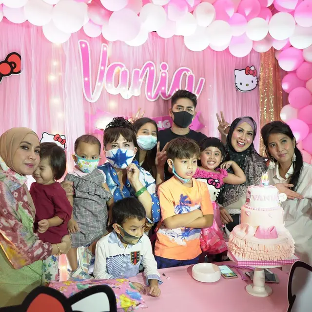 6 Potret Perayaan Ultah Vania Athabina, Verrell Bramasta Tulis Pesan Menyentuh