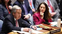 Sekretaris Jenderal PBB Antonio Guterres (kiri) menyampaikan pidato pembukaan pada pertemuan darurat DK PBB mengenai situasi di Timur Tengah di markas besar PBB di New York City, AS [Charly Triballeau/AFP]