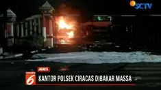 Akibat perusakan ini, arus lalu lintas di depan Polsek Ciracas dialihkan. Situasi masih mencekam lantaran aliran listrik di lokasi padam.
