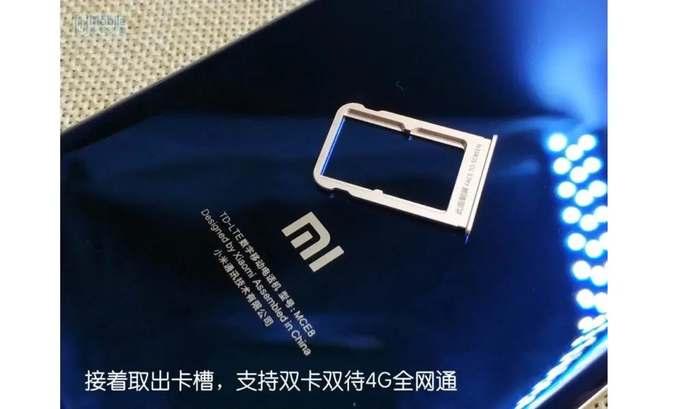 Pembongkaran Xiaomi Mi Note 3 didahului dengan membongkar SIM card tray (Sumber: Gizmochina)