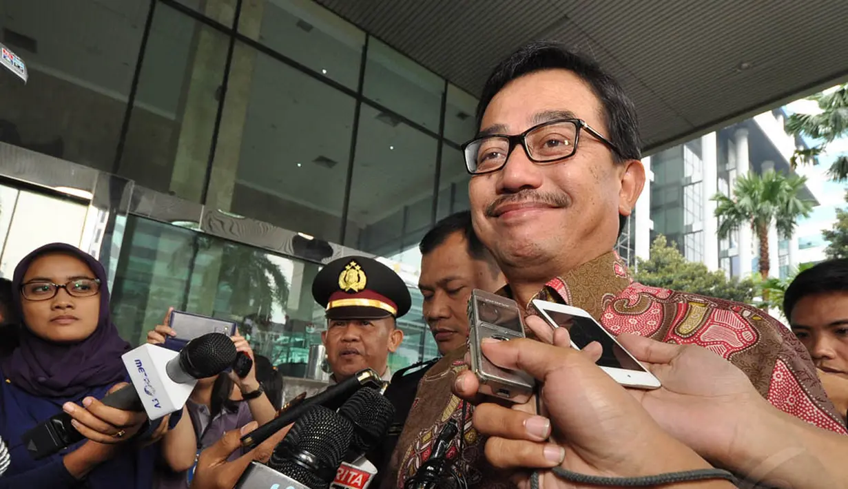 Menteri Agraria dan Tata Ruang Ferry Mursyidan Baldan menyambangi Gedung KPK, Jakarta, Jumat (14/11/2014). (Liputan6.com/Miftahul Hayat)