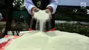 Petugas menunjukan gula kristal yang sudah kedaluwarsa hasil sitaan di Kemendag, Jakarta Kamis (28/9). Petugas dari Kemendag berhasil menyita sebanyak 21,3 ton Gula Kristal dan 47,9 ton daging beku kedaluwarsa. (Liputan6.com/JohanTallo)
