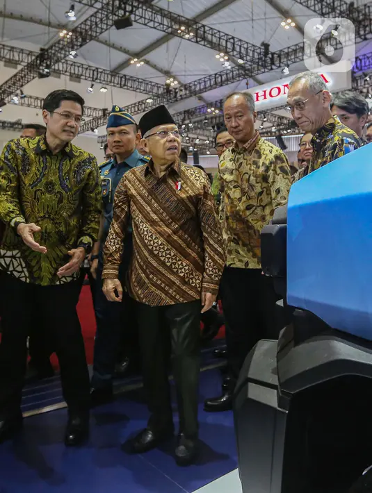 Saat meninjau, Wakil Presiden Ma'ruf Amin didampingi Menteri Perindustrian Agus Gumiwang Kartasasmita dan Ketua Umum Gabungan Industri Kendaraan Bermotor Indonesia (Gaikindo) Yohannes Nangoi. (Liputan6.com/Angga Yuniar)