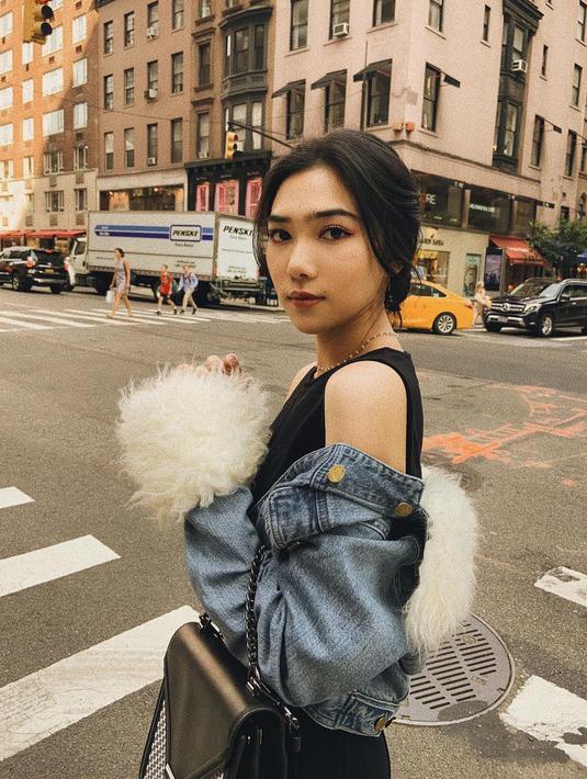 Ketika sedang berlibur, wanita kelahiran Bandung ini memilih tampil simpel. Meski sederhana, penampilan Isyana Sarasvati dengan jaket denim dengan detail bulu-bulu tampak modis. Apalagi dengan makeup tipis, memberikan kesan natural look.(Liputan6.com/IG/@isyanasarasvati)