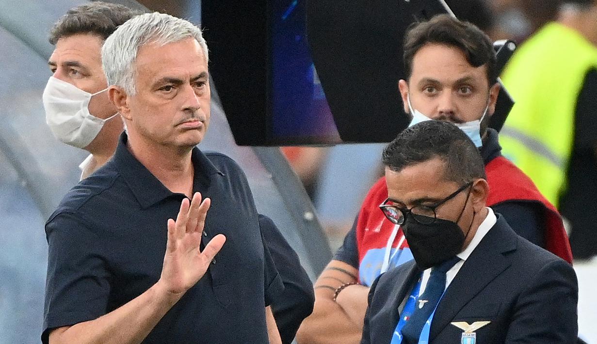 Dengan kekalahan ini, pasukan Jose Mourinho tertahan di posisi 4 klasemen sementara dengan mengoleksi 12 poin dari 6 laga yang telah dijalani. (AFP/Vincenzo Pinto)