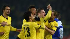 Pemain Borussia Dortmund merayakan gol pertama yang dicetak Lukasz Piszczek ke gawang Porto dalam laga leg pertama 32 besar Liga Europa di Stadion Signal Iduna Park, Dortmund, Jumat (19/2/2016) dini hari WIB, (AFP/Patrik Stollarz)