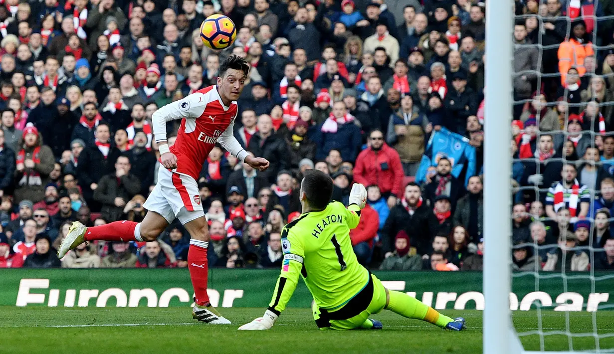 Bintang Arsenal Mesut Oezil (kiri) mengecoh kiper Burnley FC, sayang sepakannya tidak menghasilkan gol pada lanjutan Premier League di Emirates Stadium, London, (22/1/2017). Arsenal menang 2-1. (EPA/Facundo Arrizabalaga)