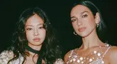 Kehadiran Dua Lipa dalam video musik ‘Handlebars’ semakin menambah daya tarik lagu yang dirilis pada 11 Maret 2025. Foto-foto di balik layar pembuatan video musik lagu tersebut menunjukkan keakraban Jennie dan Dua Lipa yang luar biasa. (Liputan6.com/IG/@dualipa)