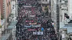 Para pengunjuk rasa berbaris membanjiri jalanan saat menggelar aksi di Istikilal di Istanbul, Turki (14/5). Ribuan warga Turki turun ke jalan menggelar aksi menolak perpindahan kedutaan AS dari Tel Aviv ke Yerusalem. (AFP/Ozan Kose)