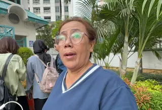 Yanti (58), salah seorang warga, menceritakan suasana kebakaran Apartemen Pavilion, Jalan KH Mas Mansyur, Karet Tengsin, Tanah Abang, Jakarta Pusat. (Liputan6.com/Rifqy Alief Abiyya)