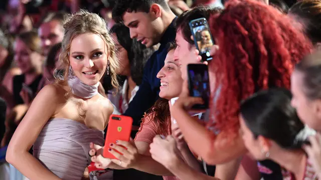 Bergaun Pink, Putri Cantik Johnny Depp Tebar Pesona di Venice Film Festival